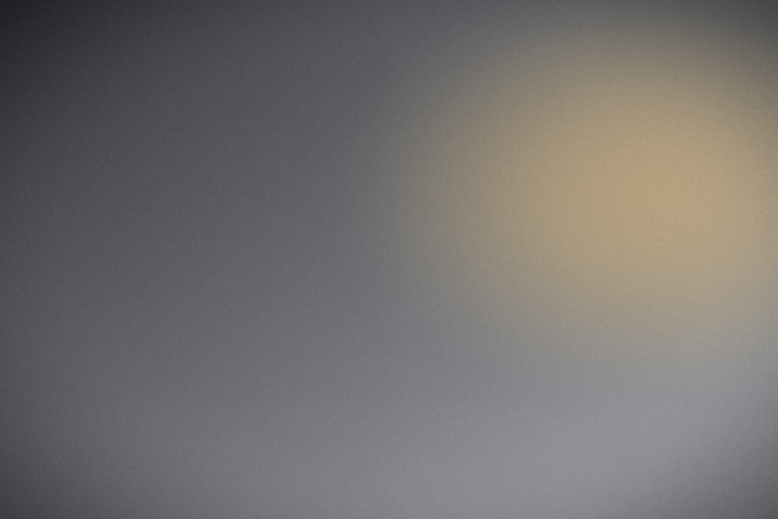 Mur en enduit décoratif effet béton dans un salon avec meuble TV encastré